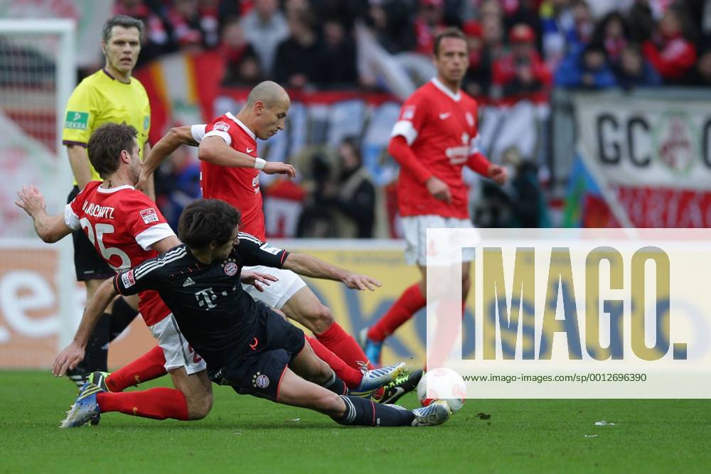 Fussball Bundesliga FSV Mainz 05 - FC Bayern Muenchen Spieltag 20 Fussball Maenner Saison 2012 13 Andreas IVANSCHITZ (FSV Mainz 05 - 25) - Elkin SOTO (FSV Mainz 05 Kapitaen - 19) im Duell mit Javier MARTINEZ (FC Bayern Muenchen - 8)