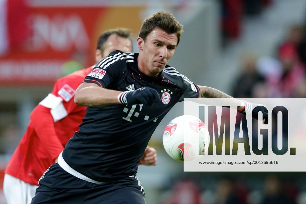 Fussball Bundesliga FSV Mainz 05 - FC Bayern Muenchen Spieltag 20 Fussball Maenner Saison 2012 13 Mario MANDZUKIC (FC Bayern Muenchen - 9) zweifacher Torschuetze der Bayern - hinten Nikolce NOVESKI (FSV Mainz 05 - 4)