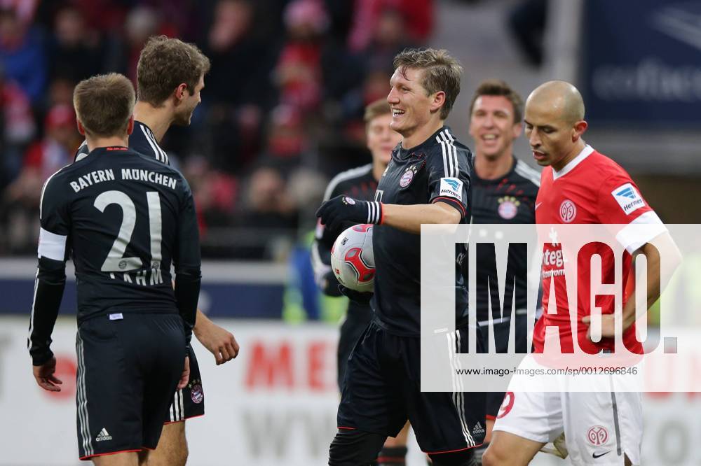 Fussball Bundesliga FSV Mainz 05 - FC Bayern Muenchen Spieltag 20 Fussball Maenner Saison 2012 13 Bastian SCHWEINSTEIGER (FC Bayern Muenchen - 31) - Thomas MUELLER (FC Bayern Muenchen - 25) und Philipp LAHM (FC Bayern Muenchen - 21) freuen sich ueber das 0-3