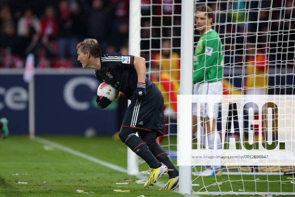 Fussball Bundesliga FSV Mainz 05 - FC Bayern Muenchen Spieltag 20 Fussball Maenner Saison 2012 13 Bastian SCHWEINSTEIGER (FC Bayern Muenchen - 31) nimmt den Ball aus dem Tor nach dem 0-3 - hintehn Christian WETKLO (Torwart, Torhueter FSV Mainz 05 - 29) frustriert