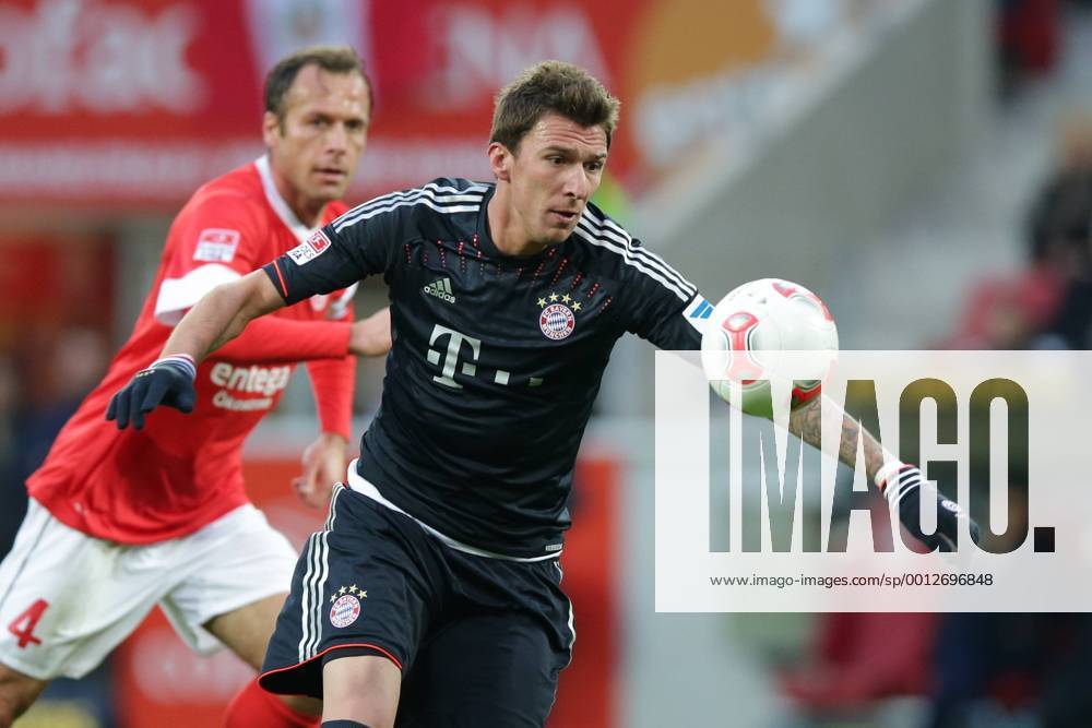 Fussball Bundesliga FSV Mainz 05 - FC Bayern Muenchen Spieltag 20 Fussball Maenner Saison 2012 13 Mario MANDZUKIC (FC Bayern Muenchen - 9) zweifacher Torschuetze der Bayern - hinten Nikolce NOVESKI (FSV Mainz 05 - 4)
