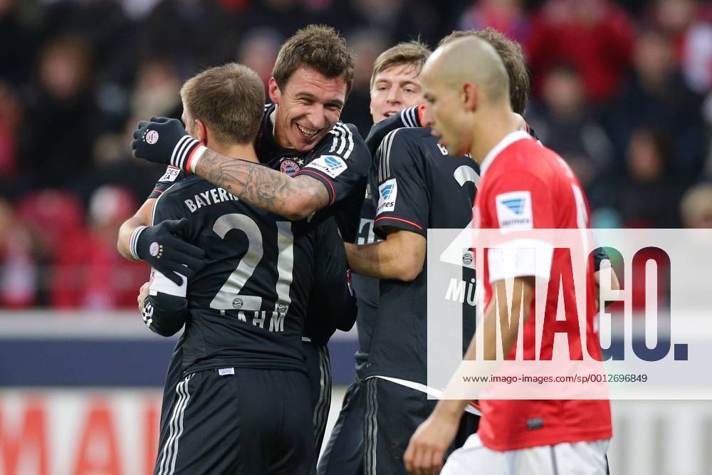 Fussball Bundesliga FSV Mainz 05 - FC Bayern Muenchen Spieltag 20 Fussball Maenner Saison 2012 13 Mario MANDZUKIC (FC Bayern Muenchen - 9) freut sich mit Philipp LAHM (FC Bayern Muenchen - 21) - und Toni KROOS (FC Bayern Muenchen - 39) nach seinem Tor zum 0-3 - vorne Elkin SOTO (FSV Mainz 05 Kapitaen - 19) frustriert