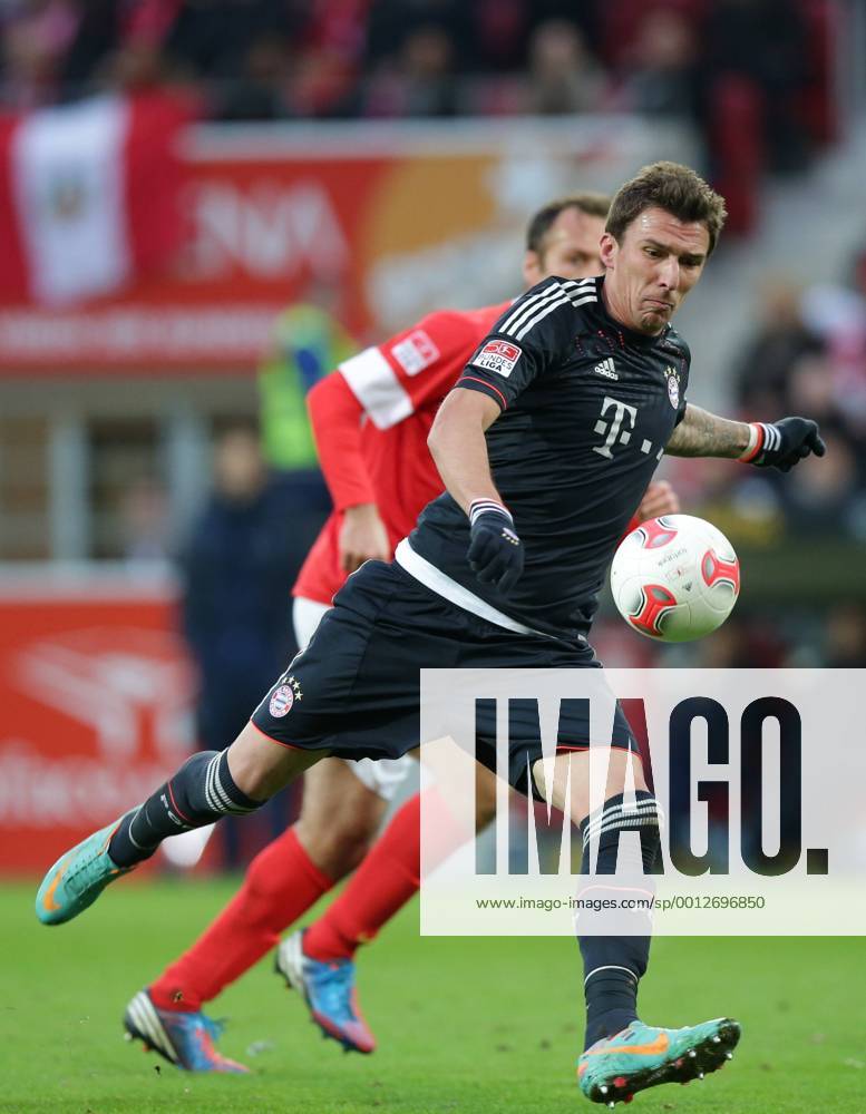 Fussball Bundesliga FSV Mainz 05 - FC Bayern Muenchen Spieltag 20 Fussball Maenner Saison 2012 13 Mario MANDZUKIC (FC Bayern Muenchen - 9) zweifacher Torschuetze der Bayern - hinten Nikolce NOVESKI (FSV Mainz 05 - 4)