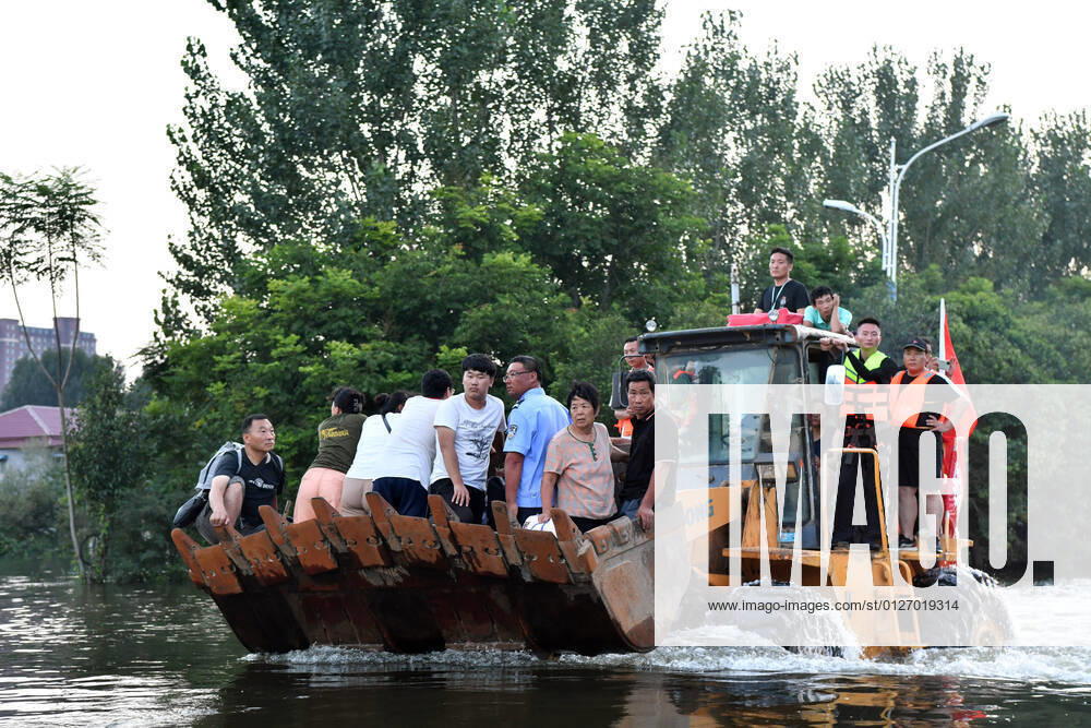 (210726) -- WEIHUI, July 26, 2021 -- Stranded residents are transferred to safe areas abord a shovel loader in Weihui, Xinxiang City of central China s Henan Province, July 26, 2021. Weihui is suffering from serious flooding caused by heavy downpour in the past few days. Rescue work is still in progress there. ) CHINA-HENAN-WEIHUI-FLOOD RESCUE(CN) LixJianan