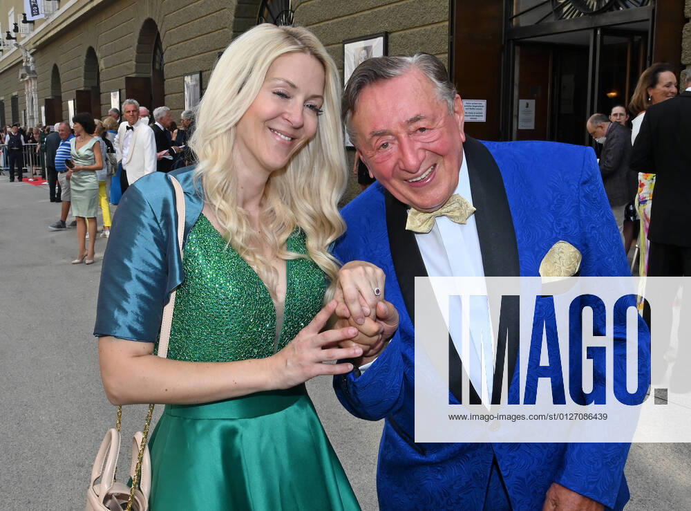 Ascension to the premiere of Don Giovanni to the Salzburg Festival 2021, on 26 07 21 The picture shows the developer Richard Lugner with girlfriend Simone Both show the new ring Simone received for the current occasion 2021 Ascension to the premiere of Don Giovanni to the Salzburg Festival 2021, on 26 07 21