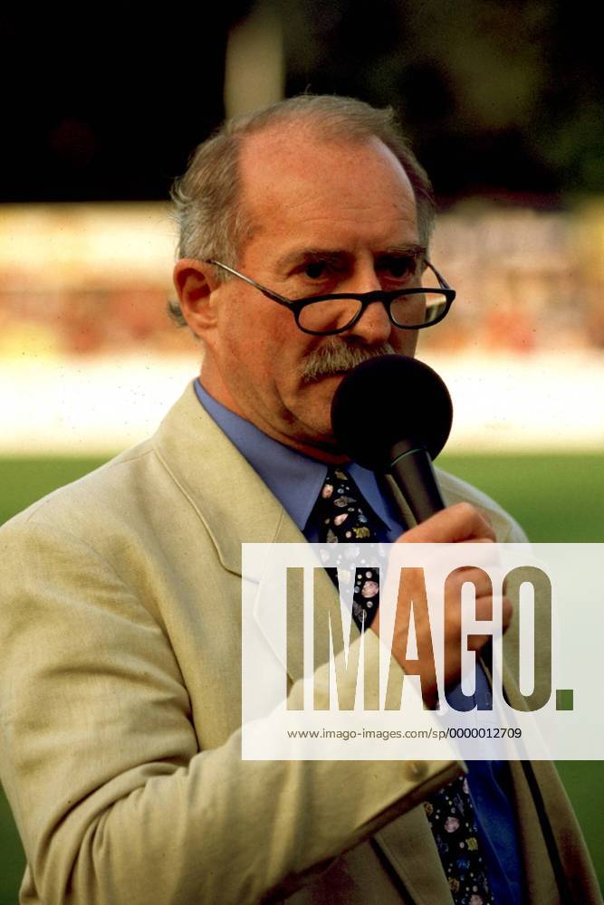 Porträt Werner Hansch mit seinem Arbeitsgerät Fußball SAT 1, Fernsehen, ran, TV, Sportreporter, Kommentator, Einzelbild Konzentration,