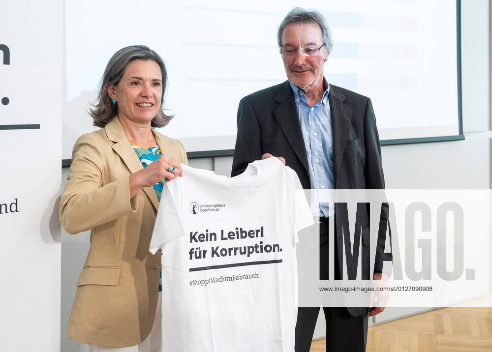 20210727 Anti-corruption referendum - citizen and party views and current Polling data VIENNA, AUSTRIA - JULY 27: Director Austrian Gallup Institute Andrea Fronaschuetz and Former Dean of the Faculty of Law at the University of Vienna Heinz Mayer at a press conference dealing with the Anti-corruption referendum - citizen and party views and current Polling data at Presseclub Concordia on July 27, 2021 in Vienna, Austria. WIEN, OESTERREICH - 27. JULI: Leiterin Oesterreichisches Gallup-Institut Andrea Fronaschuetz ubnd ehem. Dekan der Rechtswissenschaftlichen Fakultät d. Univ. Wien Heinz Mayer bei einer Pressekonferenz des Anti-Korruptionsvolksbegehrens zu den Fragen - Wie sehen Buerger das Volsbegehren, wie die Parteien im Presseclub Conco