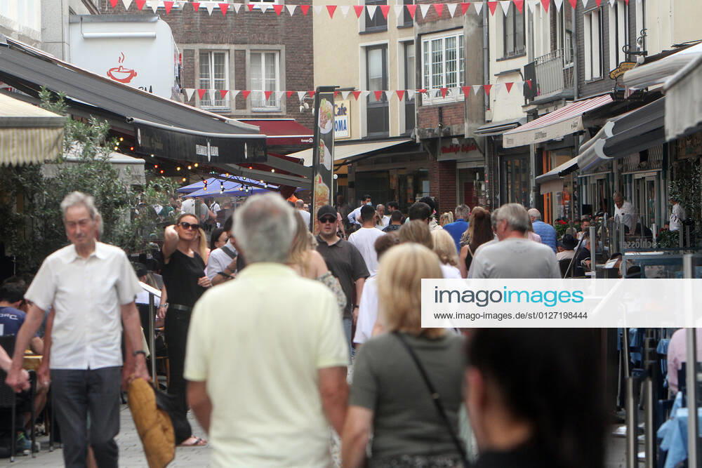 After the easing of protective measures and the reopening of shops, the shopping street and pedestrian zone Berger Straße in downtown Düsseldorf looks like it did before the Corona crisis, North Rhine-Westphalia, Germany