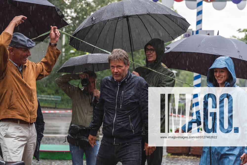 Kiel, Heikendorf 29 July 2021 Robert Habeck in pre-election campaign on coastal tour in his state of Schleswig Holstein Today in Heikendorf, in the town where he grew up, he speaks for the people of the Kiel Fjord and with them A downpour disrupted the event