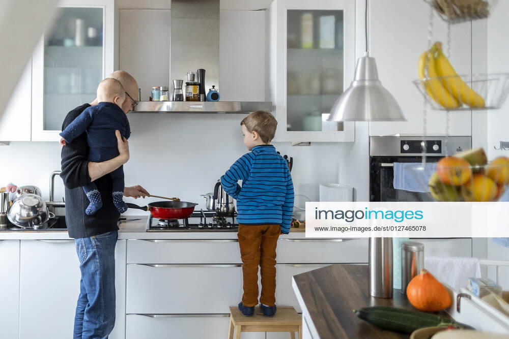 Symbol photo A father cooks with his children Berlin, 02 02 2021 Berlin Germany