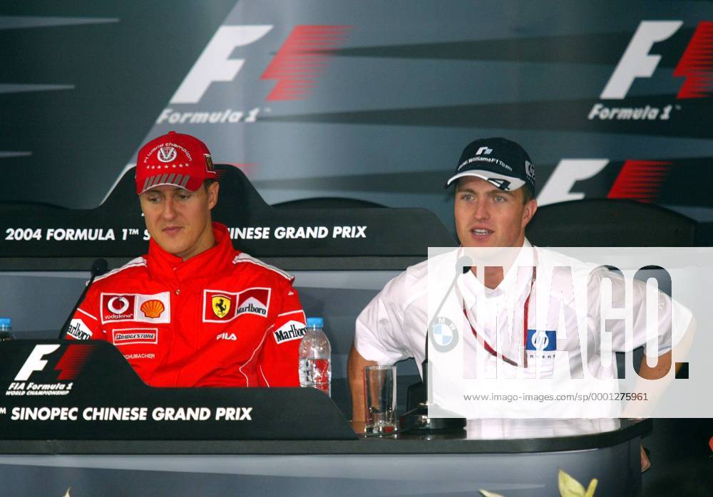 Pressekonferenz vor dem GP von China in Shanghai 2004, v.li.: Michael Schumacher (Ferrari) und Ralf Schumacher (beide Deutschland BMW-Williams) Motorsport Grand Prix Herren Großer Preis von China 2004, Formel 1 Weltmeisterschaft, F1, F, GP, WM Gruppe Shanghai