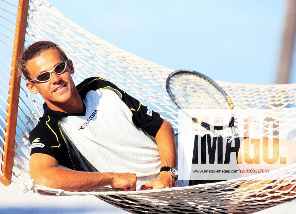 Gustavo Kuerten (Brasilien) mit Sonnenbrille und Tennisschläger in der Hängematte liegend Tennis Herren Lipton Open Key Biscayne 1999, ATP-Tour Einzelbild Key Biscayne Glück, Harmonie, Freude,