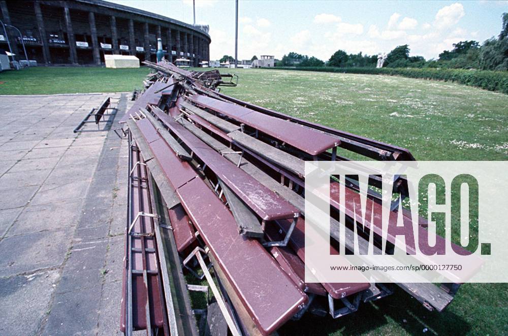 Im Berliner Olympiastadion werden die Sitzbänke entfernt, um die von der UEFA vorgeschriebenen Schalensitze einbauen zu können Fußball EC 1 Herren Saison 1999 2000, Champions League, Hertha BSC Berlin, Stadion, Vorschrift, Reglement, Vorschriften Totale Olympiastadion Berlin