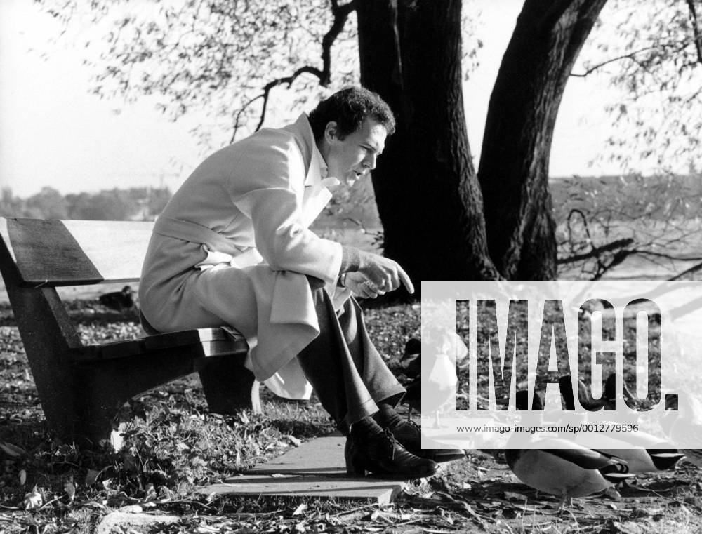 Franz Beckenbauer (Hamburger SV) füttert Enten an der Alster