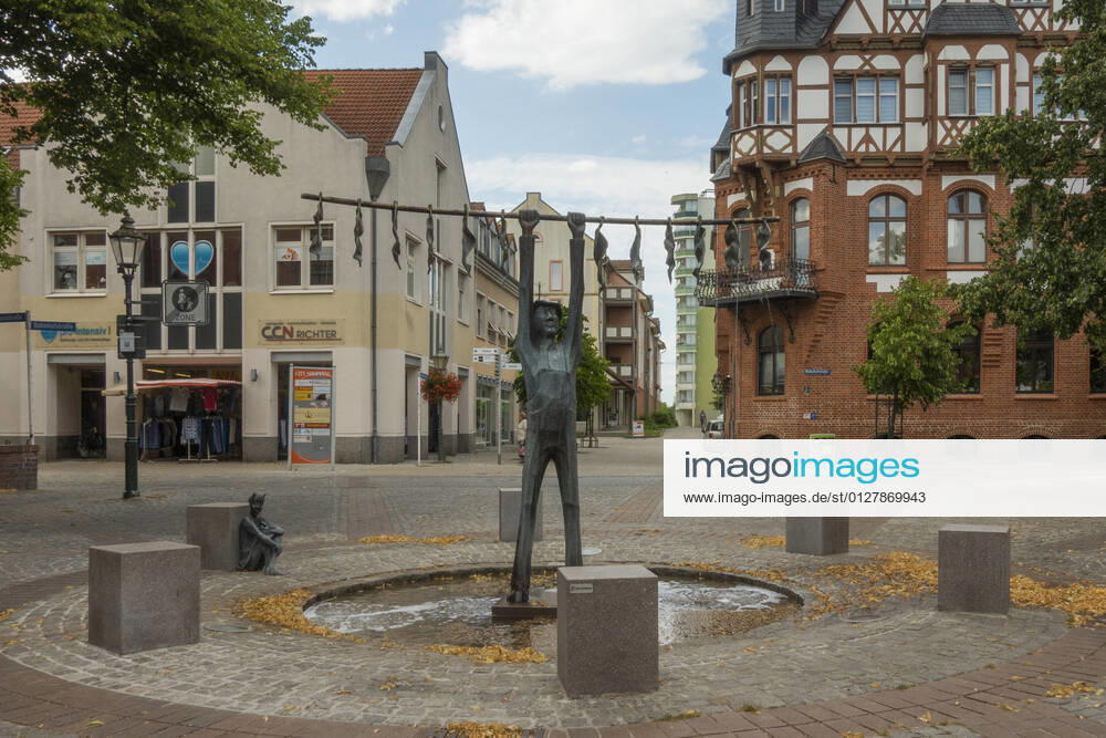 The tobacco fountain by the artist Jan Witte Kropius on the Vierradener Platz in Schwedt Oder district of Uckermark The fountain shows a worker hanging tobacco to dry A little devil leans against a seat and smokes a pipe Photo Volker Hohlfeld The tobacco fountain in Schwedt Oder