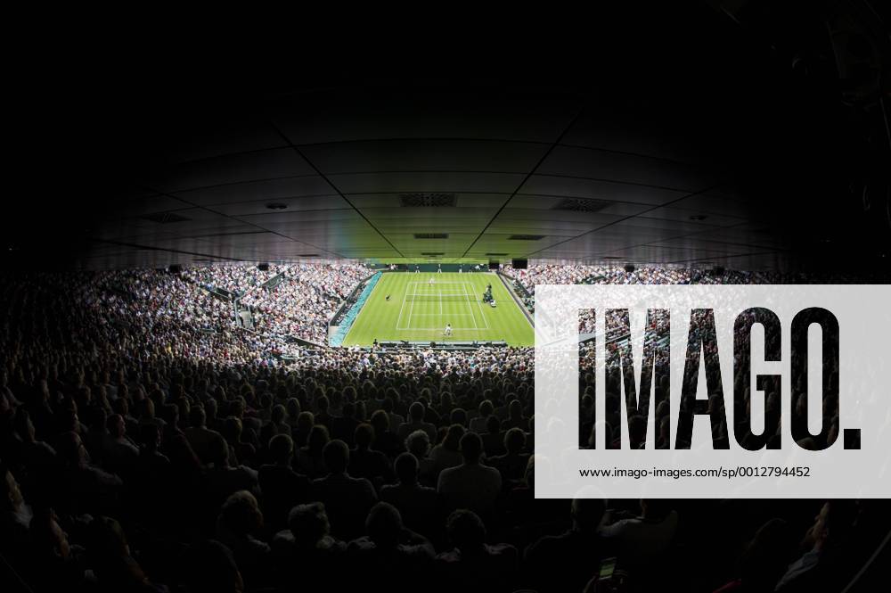 Tennis: Wimbledon Championship 2012, A full Centre Court is enjoying the Gentlemen s Singles second round match between Roger Federer (Switzerland) and Fabio Fognini (Italy) on day three of the Wimbledon Lawn Tennis Championships at the All England Lawn Tennis and Croquet Club. June 27, 2012 in London, England. ZWEIx xKirstenxHolstx