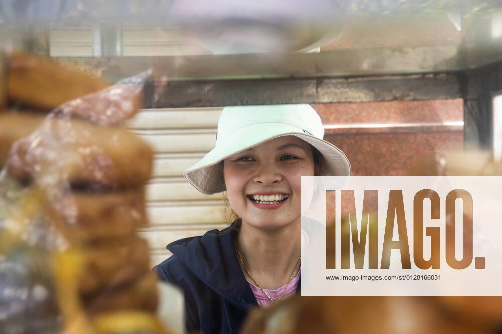 Street Food Vendor Has Baguettes Ready to Make Banh Mi Sandwiches Ho Chi Minh City, Ho Chi Minh City, Vietnam CR_RODO210624FE-648979-01 ,model released, Symbolfoto