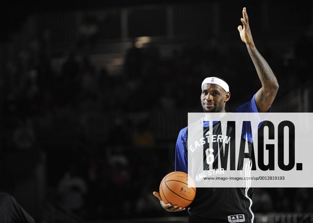 LeBron James of Miami Heat holds up his hand during practice for the NBA Basketball Herren USA All-Star basketball game in Houston, the United Staes, Feb. 16, 2013. The All-Star game will be played on Sunday. (Xinhua Zhang Jun) US-HOUSTON-NBA ALL-STAR BASKETBALL GAME-PRACTICE