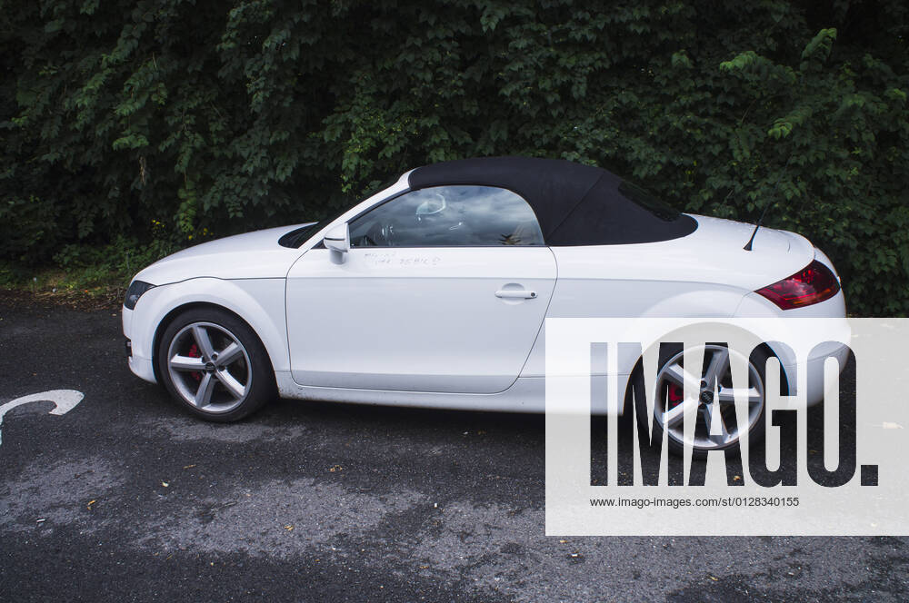 Fix-written message YOU PARK LIKE AN ASSHOLE! on roadster Audi TT Cabrio doors in Pruhonice, Czech Republic on August 2, 2021. (CTKxPhoto LiborxSojka) CTKPhotoF202108041867001