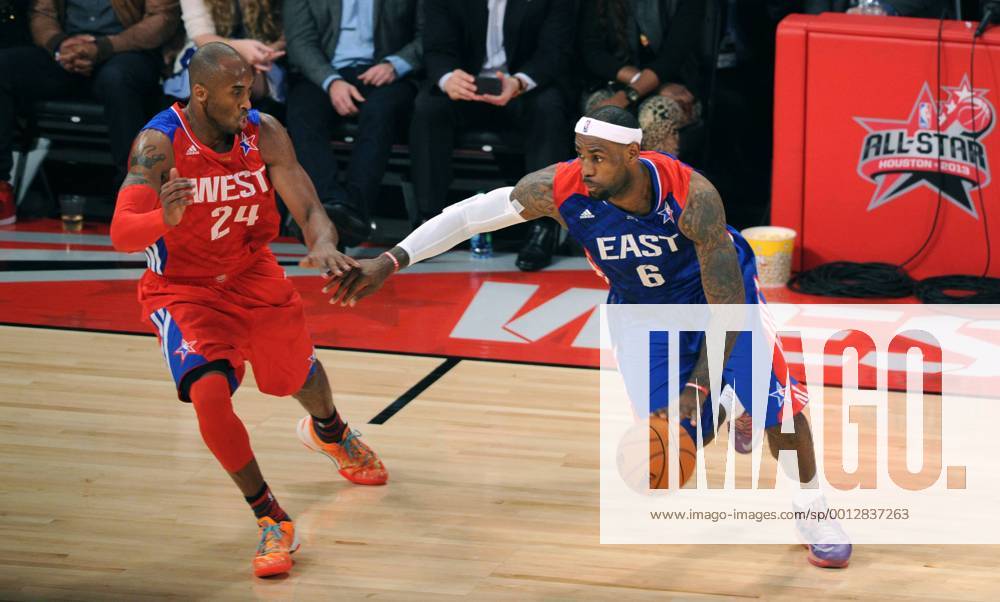 Kobe Bryant (L) of the Los Angeles Lakers and the Western Conference defends LeBron James of the Miami Heat and the Eastern Conference during the 2013 NBA Basketball Herren USA All-Star game at the Toyota Center in Houston, the United States, Feb. 17, 2013. (Xinhua Yang Lei) US-HOUSTON-NBA ALL-STAR WEEKEND GAME