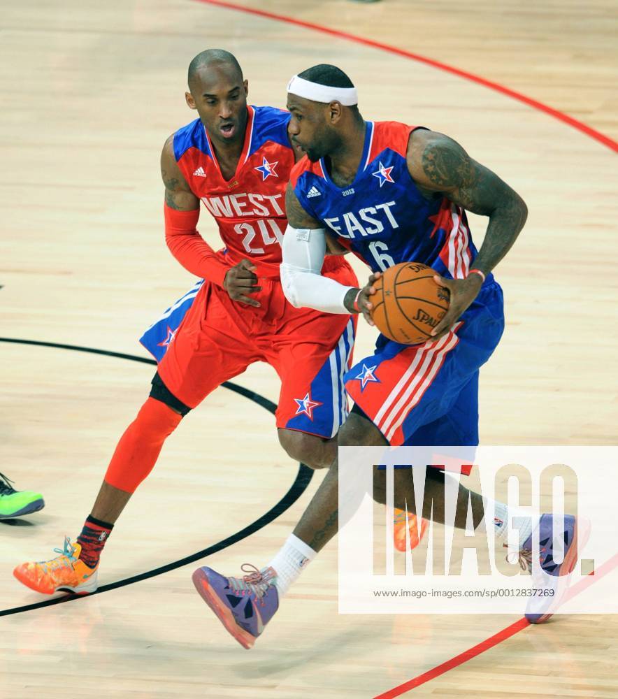 Kobe Bryant (L) of the Los Angeles Lakers and the Western Conference defends LeBron James of the Miami Heat and the Eastern Conference during the 2013 NBA Basketball Herren USA All-Star game at the Toyota Center in Houston, the United States, Feb. 17, 2013. (Xinhua Yang Lei) US-HOUSTON-NBA ALL-STAR WEEKEND GAME