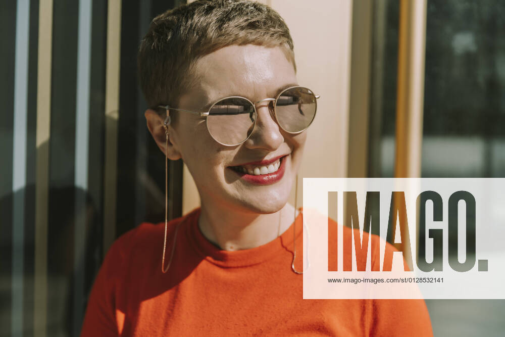Mid adult woman wearing sunglasses while standing on sunny day model released Symbolfoto MFF06749