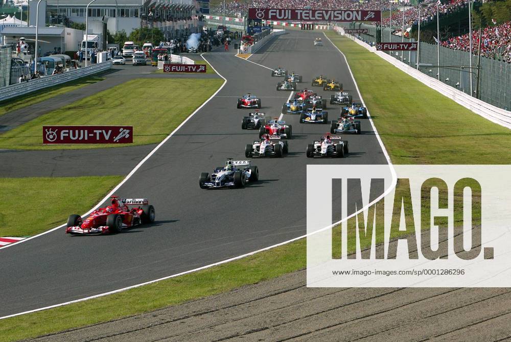 Start zum GP von Japan in Suzuka 2004: Michael Schumacher (Ferrari) führt das Feld vor Ralf Schumacher (beide Deutschland BMW-Williams) in die erste Kurve Motorsport Grand Prix Herren Großer Preis von Japan 2004, Formel 1 Weltmeisterschaft, F1, F, GP, WM Totale International Racing Course Suzuka