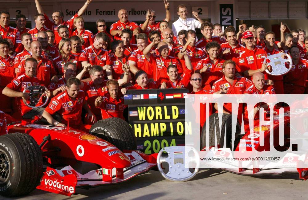Nach dem GP von Ungarn in Budapest 2004 feiern Michael Schumacher (Deutschland, 3.v.re.), Rubens Barrichello (Brasilien, li.) und Teamchef Jean Todt (Frankreich, Mitte) im Kreise der Scuderia Ferrari den Gewinn der Konstrukteursweltmeisterschaft Motorsport Grand Prix Herren Großer Preis von Ungarn 2004, Formel 1 Weltmeisterschaft, F1, F, GP, WM, Weltmeister Totale Hungaroring, Teamwertung, Teamfoto Budapest, Konstrukteurswertung, Sieg, Sieger Begeisterung, Freude,