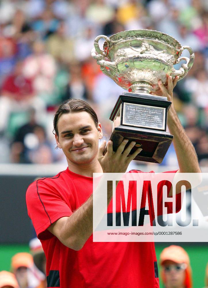 Sieger Roger Federer (Schweiz) präsentiert stolz seine Trophäe der Australian Open - PUBLICATION ONLY FOR GERMAN, SWISS AND AUSTRIAN MEDIA! Tennis Herren Australian Open 2004, ATP Tour, Grand Slam, Finale, Endspiel Einzelbild Melbourne