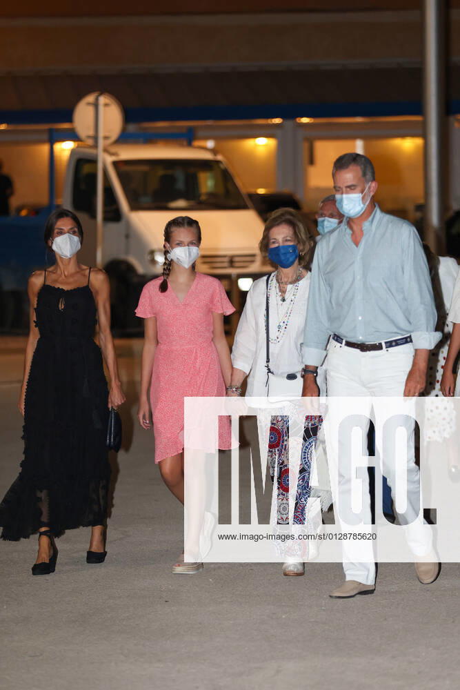 King Felipe VI, Queen Letizia, Princess Leonor and Queen Emerita, Dona Sofia enjoying a family dinner on August 7th, 2021 in Mallorca (Spain). ROYAL FAMILY;FELIPE VI;QUEEN LETIZIA;LEONOR DE BORBON;SOFIA DE BORBON Raul Terrel Europa Press 08 07 2021 Mallorca Mallorca Spain