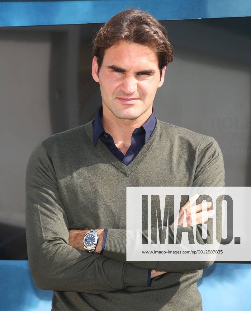 Dubai Tennis Championships 2013, ATP Tennis Herren Tennis Turnier,International Series,Dubai Tennis Stadium, U.A.E., Roger Federer (SUI), Halbkoerper,Hochformat,Portrait,privat,