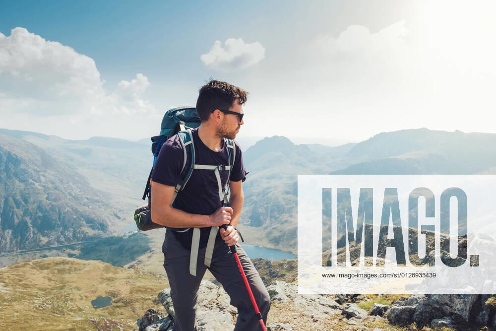 IMAGO Creative: 2022 Aussichten Traveling man hiking in mountains with trekking pole during vacation in summer in Wales, Model released JorgeMoya_WalesTrekking_40.jpg