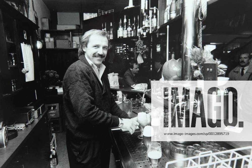 Trainer Dragoslav Stepi Stepanovic als Wirt in seiner Frankfurter Kneipe, Lokal. Frankfurt 30.10.1988