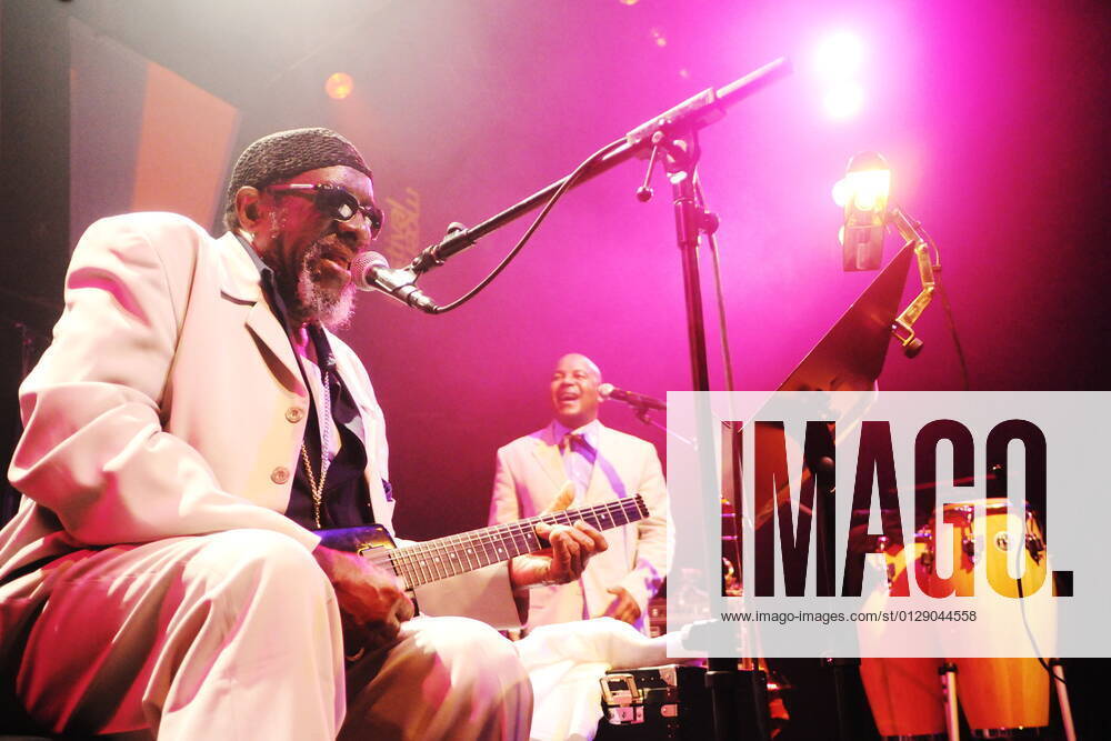 Der amerikanische Jazz-Gitarrist James Blood Ulmer beim 41. Moers Festival 2012. Im Hintergrund ist Posaunist Joe Bowie. The American jazz guitarist James Blood Ulmer at the 41. Moers Festival 2012 with trombonist Joe Bowie in the back. Moers NRW DEU;DE;GERMANY;DEUTSCHLAND;ALLEMAGNE