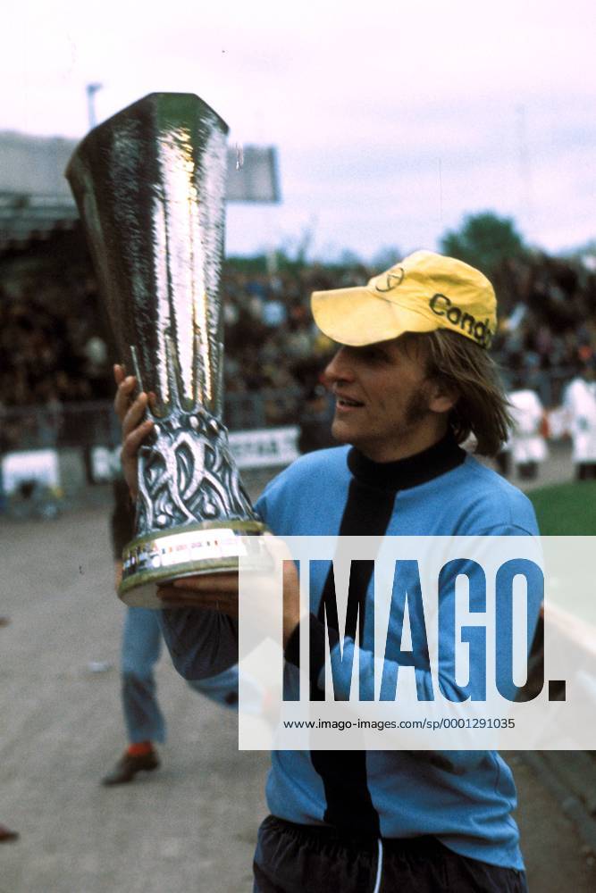 Torwart Wolfgang Kleff (Gladbach) während seiner Ehrenrunde mit dem UEFA-Pokal Fußball EC 3 Herren UEFA-Cup 1974 1975, Pokal, Europapokal, Europacup, Twente Enschede - Borussia Mönchengladbach 1:5 Einzelbild Europapokalsieg, Enschede