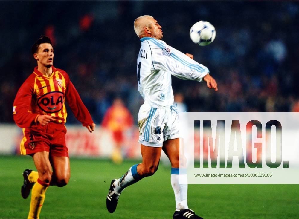 Fabrizio Ravanelli (re., OM) bei der Ballannahme Fußball Herren Saison 1998 1999, 1. Französische Liga, Division, Meisterschaft, Olympique Marseille - RC Lens Gruppe Stade Velodrome Marseille Dynamik,