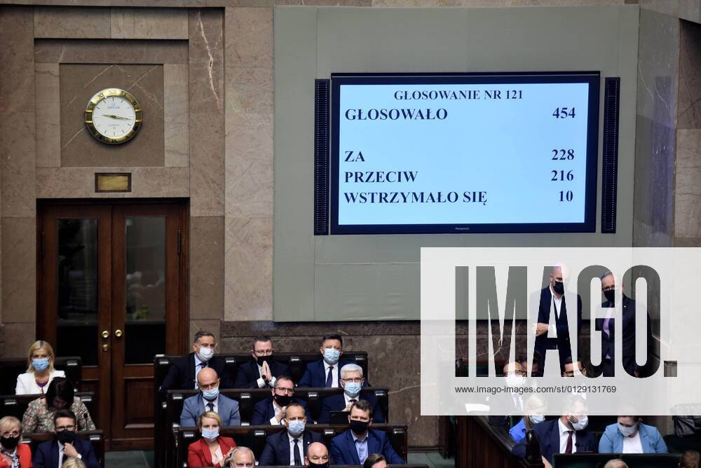WARSZAWA POLISH PARLIAMENT LEX TVN POLISH PARLIAMENT PASSES CONTROVERSIAL MEDIA BILL. NEW LAW FORCES US COMPANY DISCOVERY TO SELL TVN, POLISH INDPENDENT TV BROADCASTER. N Z WYNIK LEX TVN W SPRAWIE TVN TBLICA GLOSY FOT DAMIAN BURZYKOWSKI NEWSPIX.PL --- Newspix.pl DB110821_513