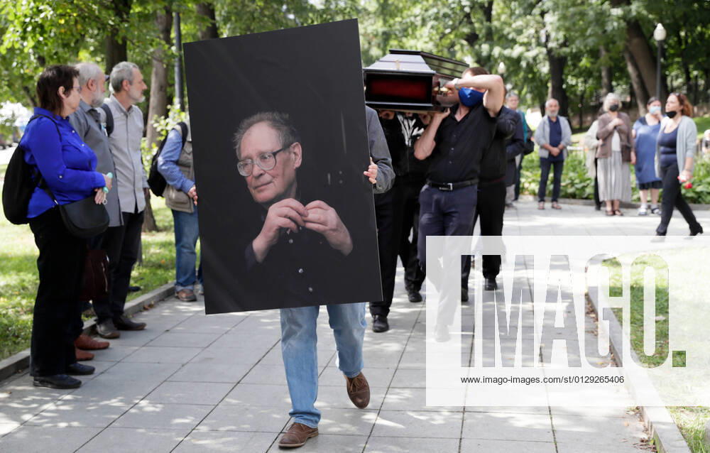KW32 MOSCOW, RUSSIA - AUGUST 13, 2021: Pallbearers carry out the coffin after a farewell ceremony for the late human rights activist and Russiaâ€s first Human Rights Commissioner Sergei Kovalev at Moscowâ€s Sakharov Center. Mikhail Metzel TASS TS10C8A5