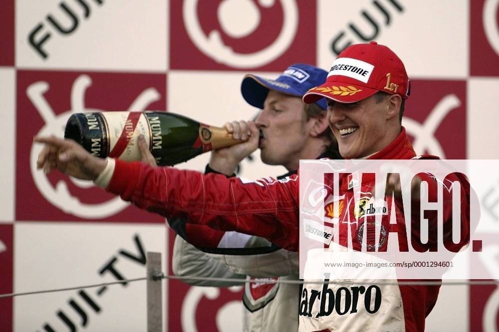 Siegerehrung nach dem GP von Japan in Suzuka 2004: Sieger Michael Schumacher (Deutschland Ferrari) und Jenson Button (England BAR-Honda, dahinter) Motorsport Grand Prix Herren Großer Preis von Japan 2004, Formel 1 Weltmeisterschaft, F1, F, GP, WM Gruppe International Racing Course Suzuka Begeisterung, Freude,