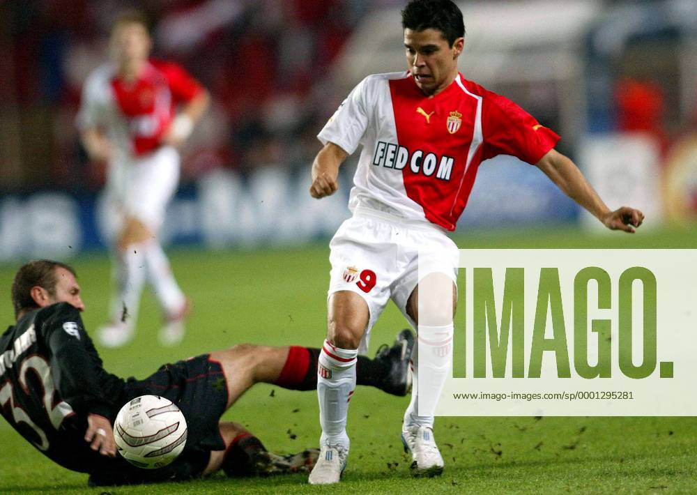 Javier Saviola (Monaco, re.) gegen Georgios Anatolakis (Olympiakos) Fußball EC 1 Herren Champions League 2004 2005, AS Monaco - Olympiakos Piräus 2:1, Vdig Gruppe pan7487 Monte Carlo Dynamik,