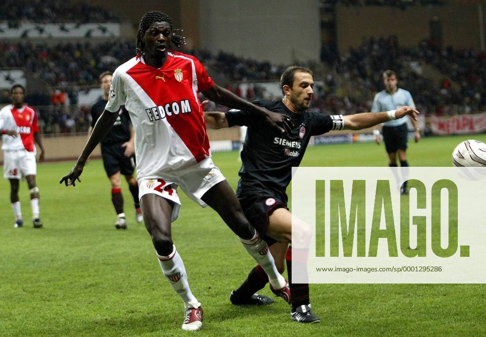 Emmanuel Adebayor (Monaco, li.) gegen Dimitrios Mavrogenidis (Olympiakos) Fußball EC 1 Herren Champions League 2004 2005, AS Monaco - Olympiakos Piräus 2:1, Vdig Gruppe pan7487 Monte Carlo Dynamik,