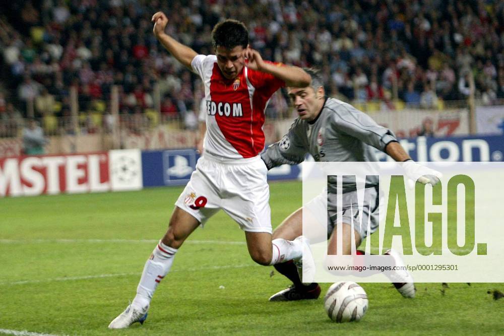 Javier Saviola (Monaco, li.) umspielt Torwart Antonios Nikopolidis (Olympiakos) Fußball EC 1 Herren Champions League 2004 2005, AS Monaco - Olympiakos Piräus 2:1, Vdig Gruppe pan7487 Monte Carlo Dynamik,