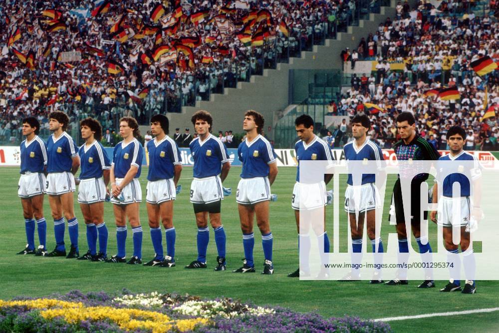 Mannschaftsbild Argentinien, v.re.: Diego Armando Maradona, Torwart Sergio Goycochea, Juan Simon, Jose Serrizuela, Nestor Lorenzo, Oscar Ruggeri, Jose Horacio Basualdo, Roberto Sensini, Pedro Troglio, Gustavo Dezotti, Jorge Luis Burruchaga Fußball WM Herren Weltmeisterschaft 1990, Finale, Endspiel, Länderspiel, Nationalmannschaft, Nationalteam Totale Rom