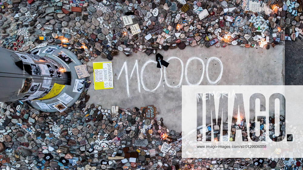 Coronavirus in Argentinien, Demonstration in Buenos Aires August 16, 2021, Buenos Aires, Argentina: (EDITORS NOTE: Image taken with drone).An aerial view of stones left at the Plaza de Mayo..March of the stones, a tribute to the victims of Covid-19 and repudiation of the government. The call seeks to represent with a rock each one of the deceased by coronavirus and expose it in front of the central government buildings, in repudiation of the management of the pandemic in Buenos Aires, Argentina. Buenos Aires Argentina - ZUMAs197 20210816_zaa_s197_148