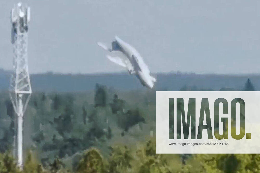 KW33 Russland, Prototyp von russischem Militärflugzeug nahe Moskau abgestürzt MOSCOW REGION, RUSSIA – AUGUST 17, 2021: An Ilyushin Il-112V military transport aircraft crashes during a training flight near the Kubinka airfield, its right engine on fire. UAC (United Aircraft Corporation) said it had three crew members aboard. Video screen grab. Dmitry Ovchinnikov TASS TS10CD78