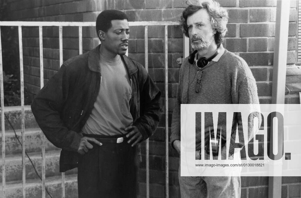 RISING SUN, from left: Wesley Snipes, Philip Kaufman, director, 1993. ? 20th Century Fox courtesy Everett Collection Ref:MBDRISU FE006 PUBLICATIONXNOTxINxCANxCHNxFRAxITAxJPNxNORxPOLxRUSxESPxUKxUSA
