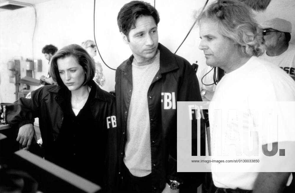 THE X-FILES MOVIE, from left: Gillian Anderson, David Duchovny, writer producer Chris Carter, on set, 1998. ph: Merrick Morton TM and Copyright ? 20th Century Fox Film Corp. All rights reserved. Courtesy Everett Collection Ref:MBDXFIL FE002 PUBLICATIONXNOTxINxCANxCHNxFRAxITAxJPNxNORxPOLxRUSxESPxUKxUSA