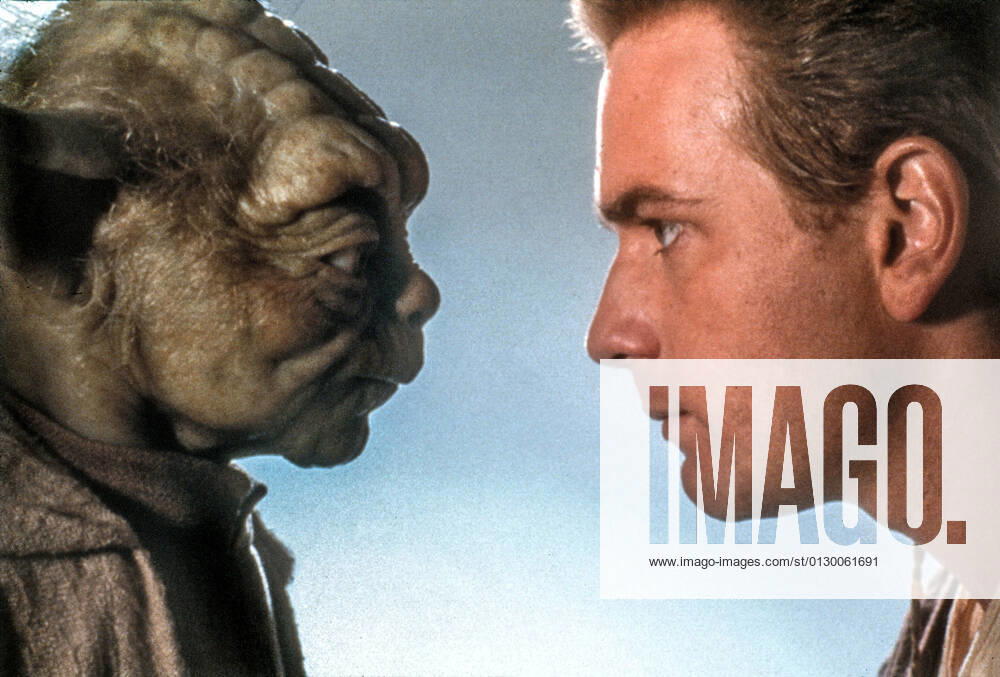 STAR WARS: EPISODE 1-THE PHANTOM MENACE, l-r: Yoda (performed by Frank Oz), Ewan McGregor, 1999. ph: Keith Hamshere TM and Copyright ? 20th Century Fox Film Corp. All rights reserved. courtesy Everett Collection (image upgraded to 15.8 x 10.7 ) Ref:MSDSTWA FE089 PUBLICATIONXNOTxINxCANxCHNxFRAxITAxJPNxNORxPOLxRUSxESPxUKxUSA