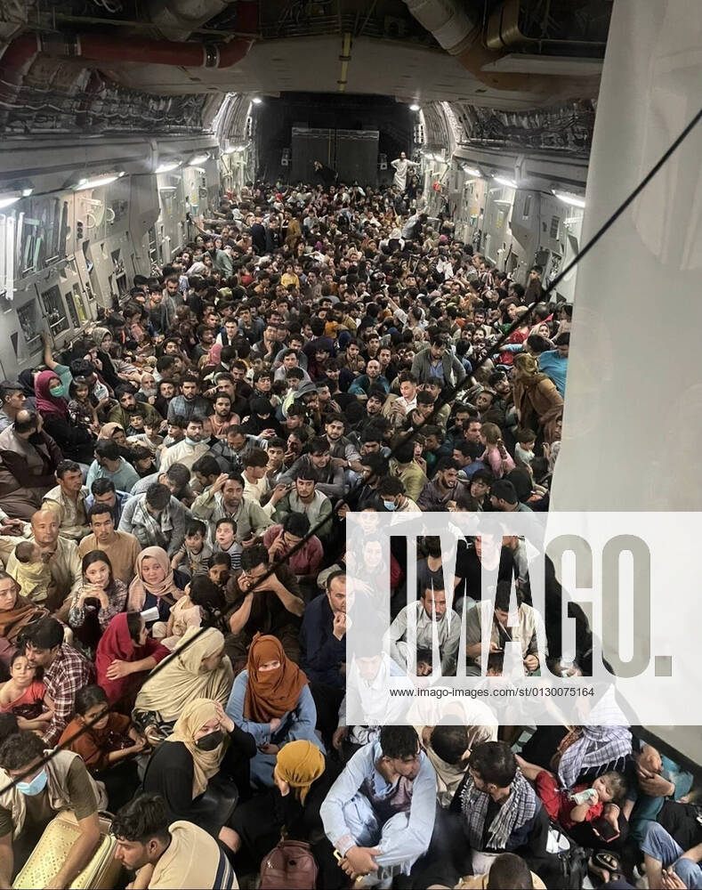 Bilder des Jahres 2021, News 08 August Augusta 17, 2021, Kabul, Afghanistan: In a handout photo provided by the US Air Force, evacuees crowd the interior of a C-17 Globemaster III transport aircraft, carrying some 640 Afghans to Qatar from Kabul, Afghanistan on August 15, 2021. Kabul Afghanistan - ZUMA1-00 20210817_int_z03_010