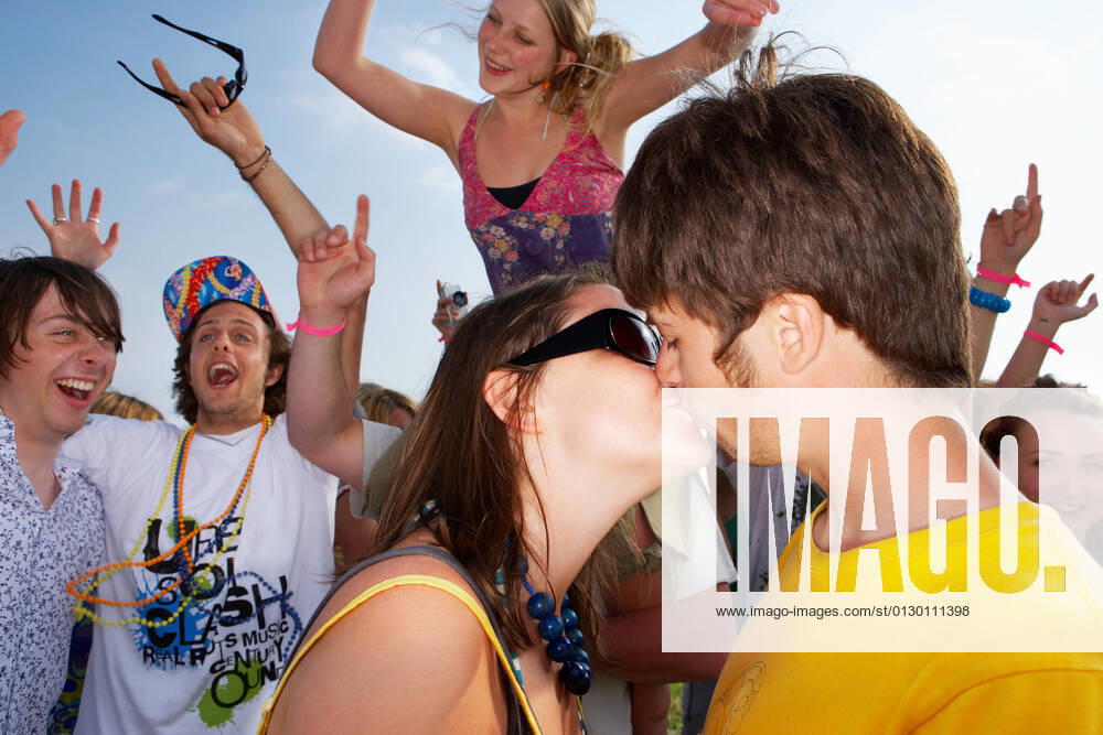 Couple kissing in front of crowd RF, Dev Carr, 30 08 2008,